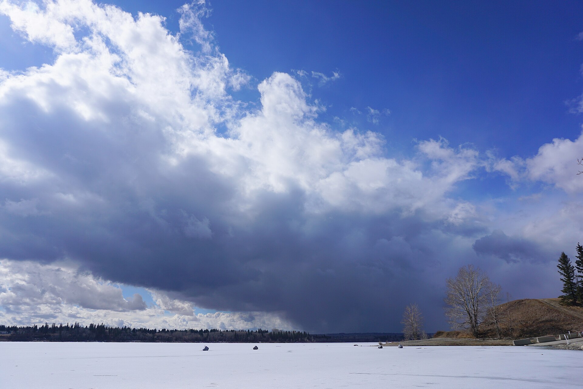 Selling a lake community home in winter